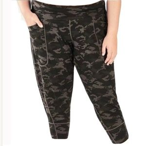 Fabletics Women's Gray/Black Camouflage Maj Pocket Cropped Jogger Pant size 2X